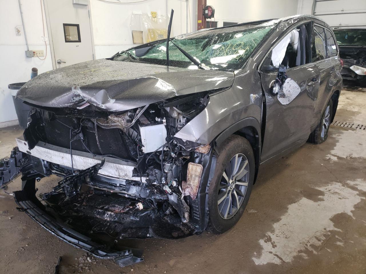 Photo 2 from auction – 2017 TOYOTA HIGHLANDER with VIN 5TDJZRFH3HS461777