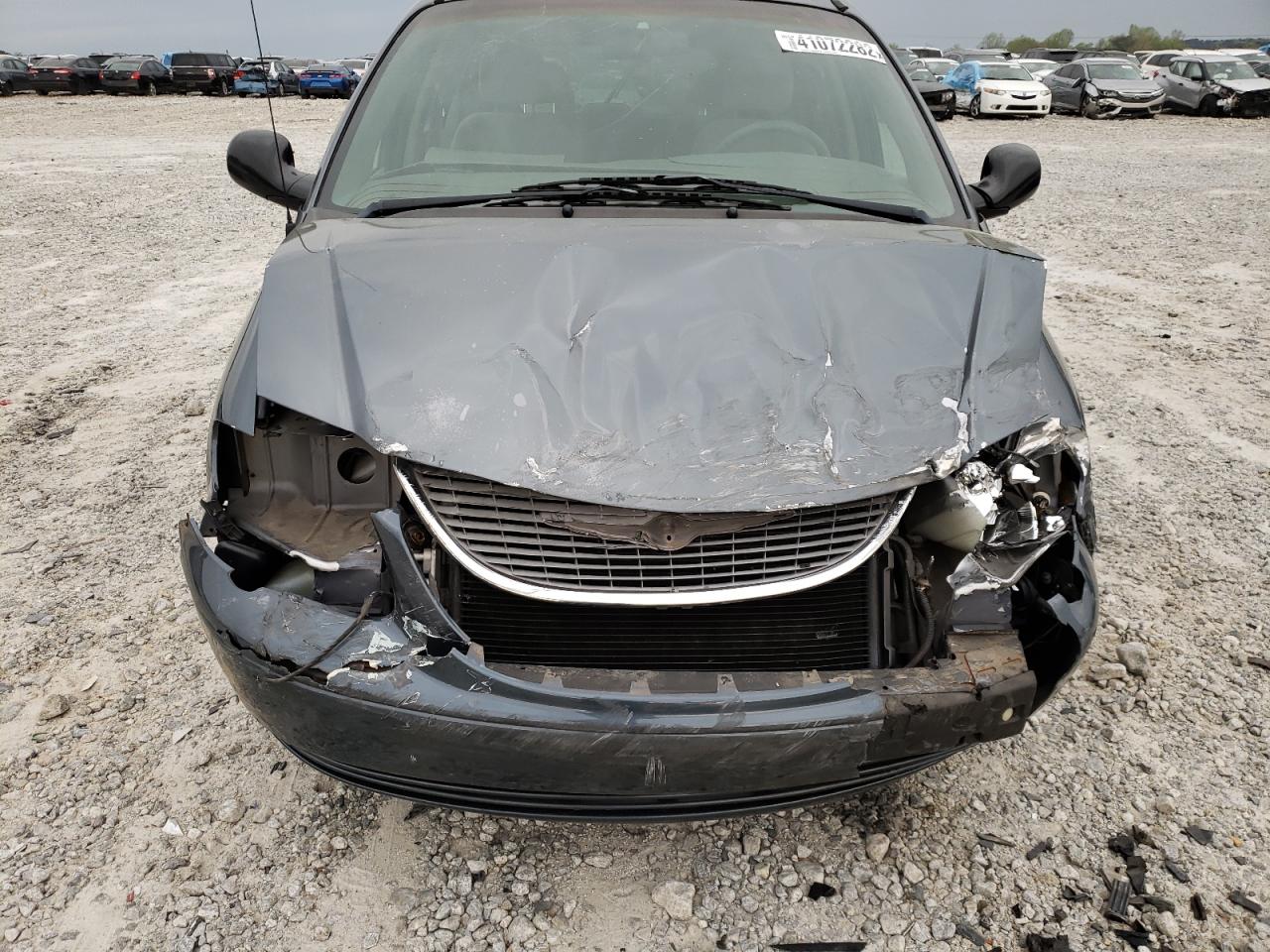 Photo 9 from auction – 2002 CHRYSLER TOWN & COU with VIN 2C4GP44342R614029