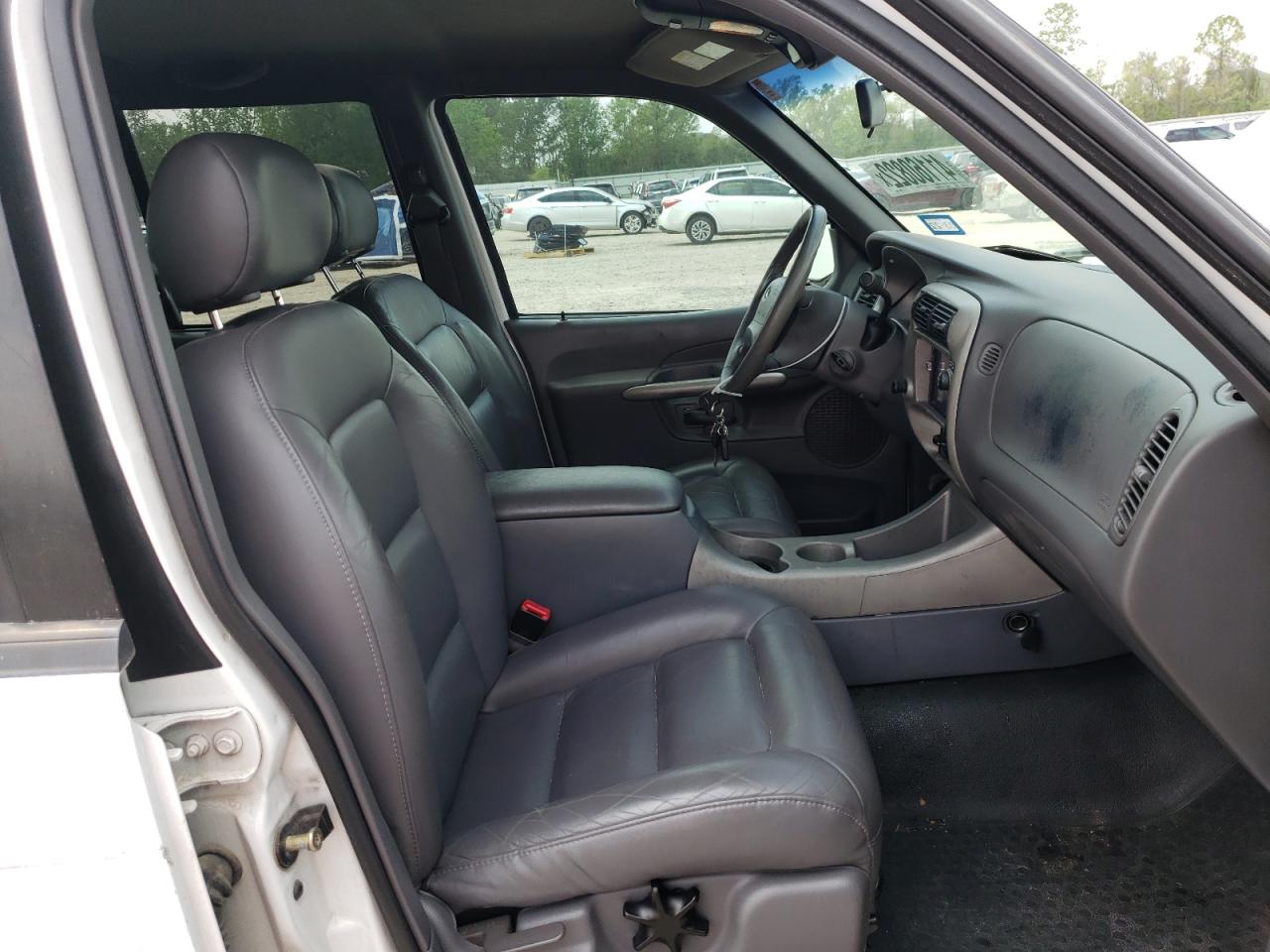 Photo 5 from auction – 2002 FORD EXPLORER S with VIN 1FMZU67E52UB26264