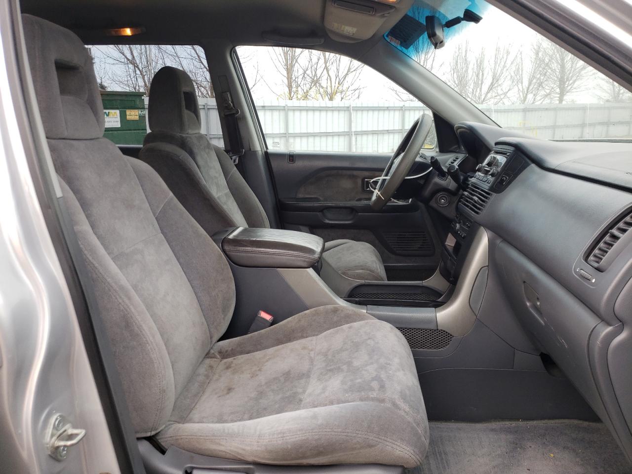 Photo 5 from auction – 2004 HONDA PILOT EX with VIN 2HKYF18454H574990
