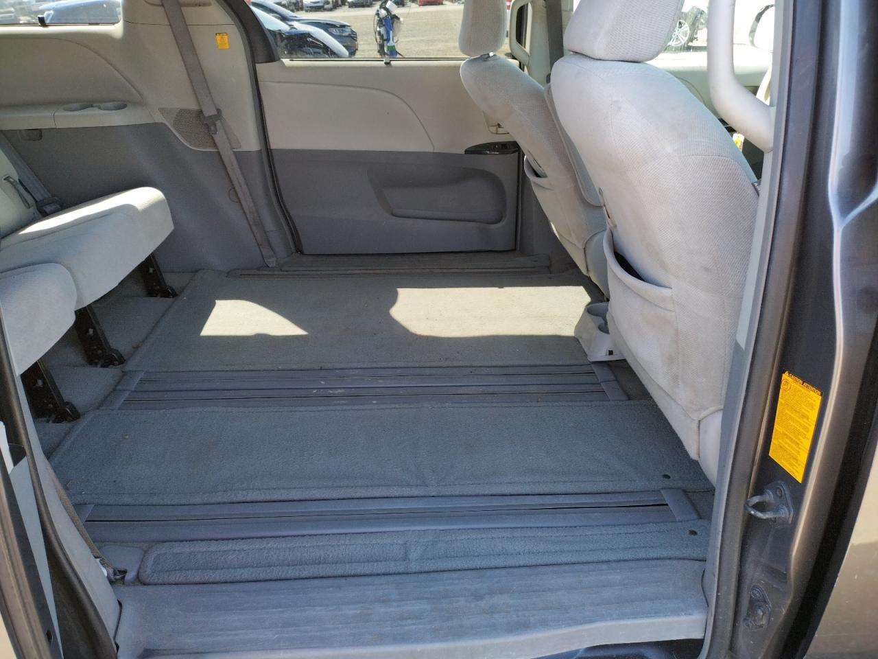 Photo 6 from auction – 2011 TOYOTA SIENNA LE with VIN 5TDKK3DC5BS145169