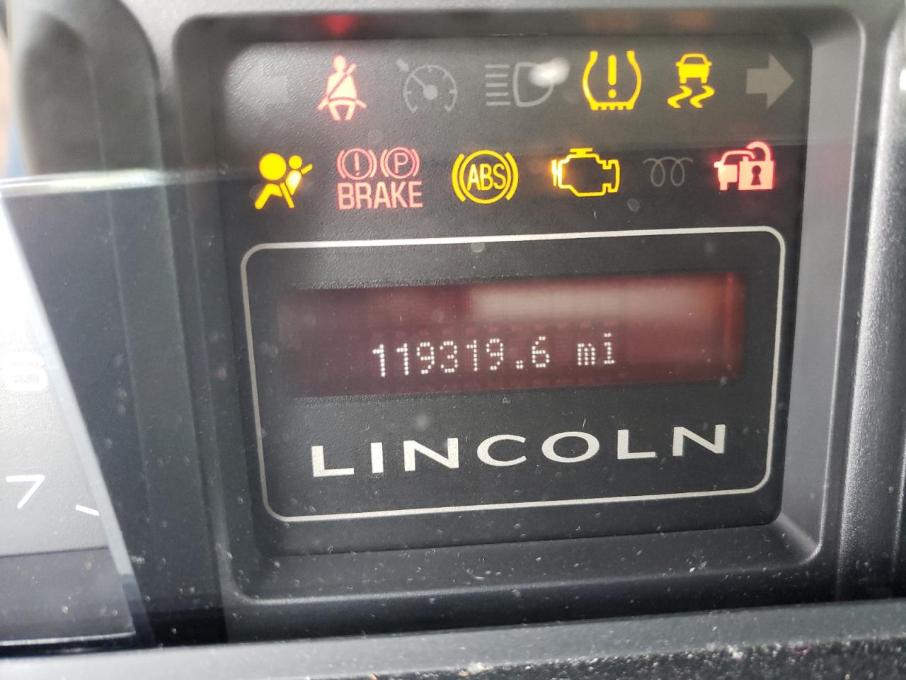 Photo 8 from auction – 2011 LINCOLN NAVIGATOR with VIN 5LMJJ2J53BEJ03113