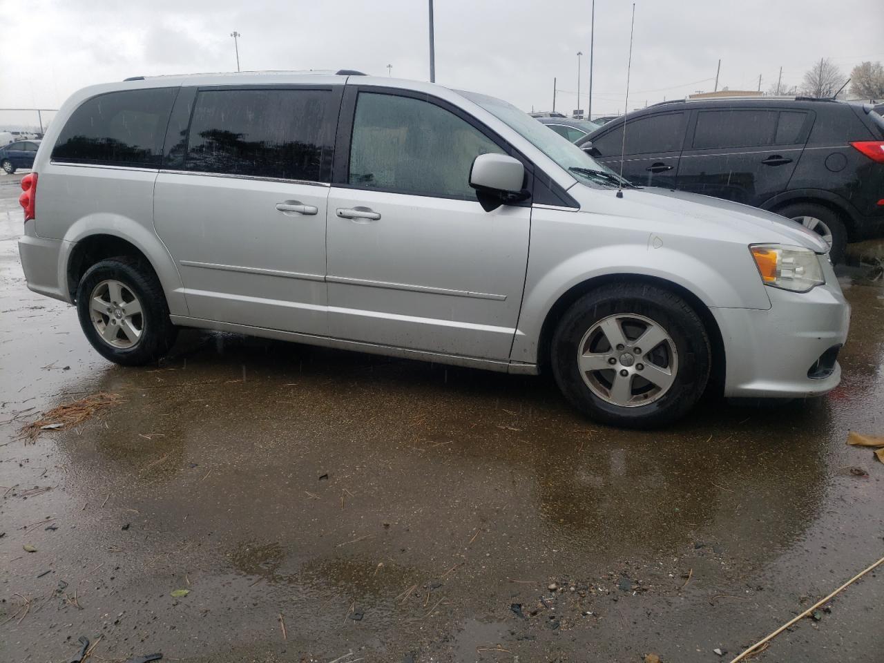 DODGE GRAND CARA 2011 with VIN 2D4RN5DG1BR679110 - Photo from auction
