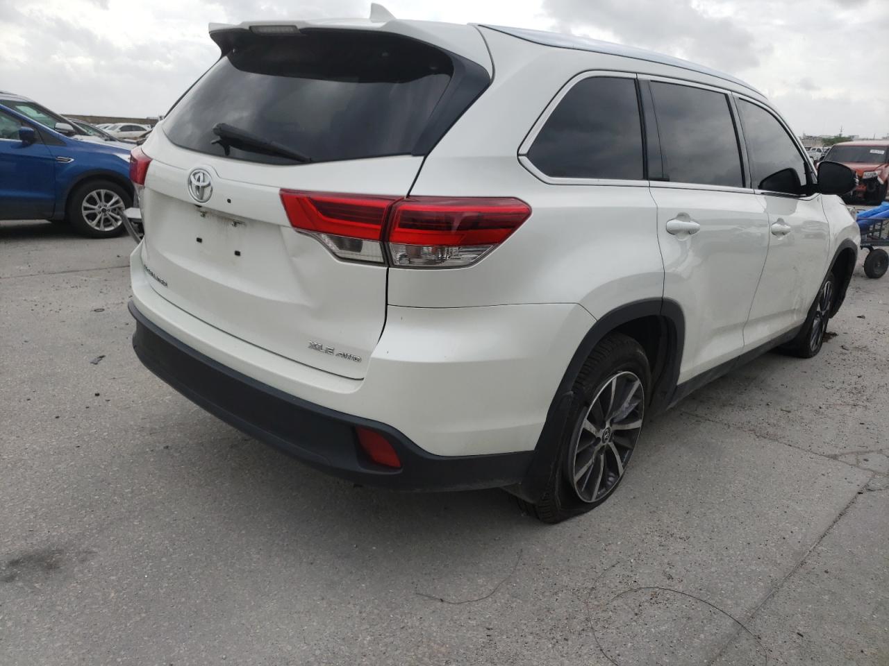 Photo 4 from auction – 2019 TOYOTA HIGHLANDER with VIN 5TDJZRFH3KS581764