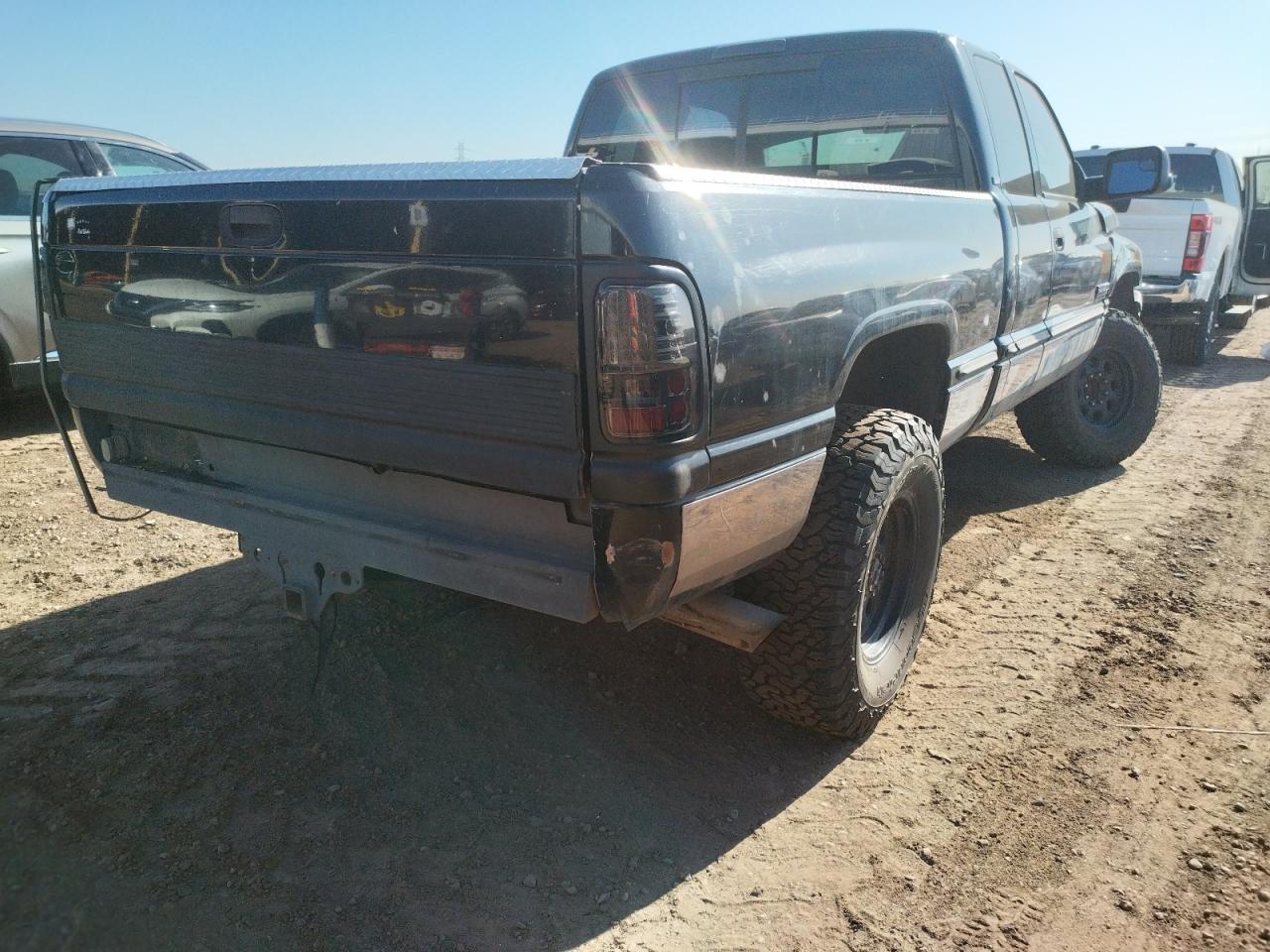 Photo 4 from auction – 1998 DODGE RAM 2500 with VIN 1B7KF23D2WJ149465
