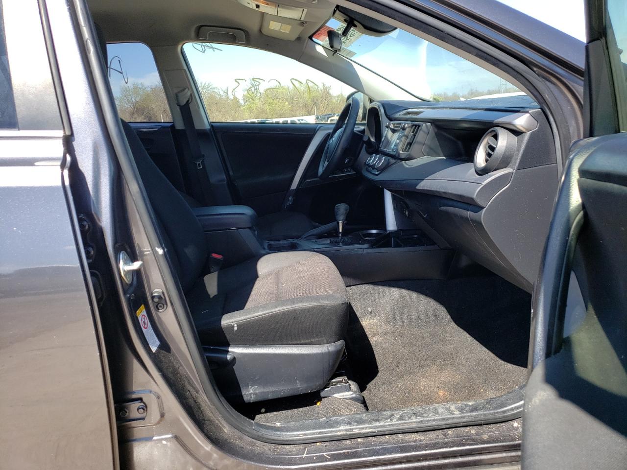 Photo 5 from auction – 2017 TOYOTA RAV4 LE with VIN JTMZFREV2HJ712580