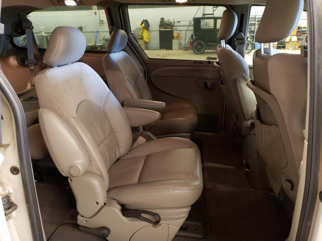 Photo 6 from auction – 2001 CHRYSLER TOWN & COU with VIN 2C8GP64L41R339092