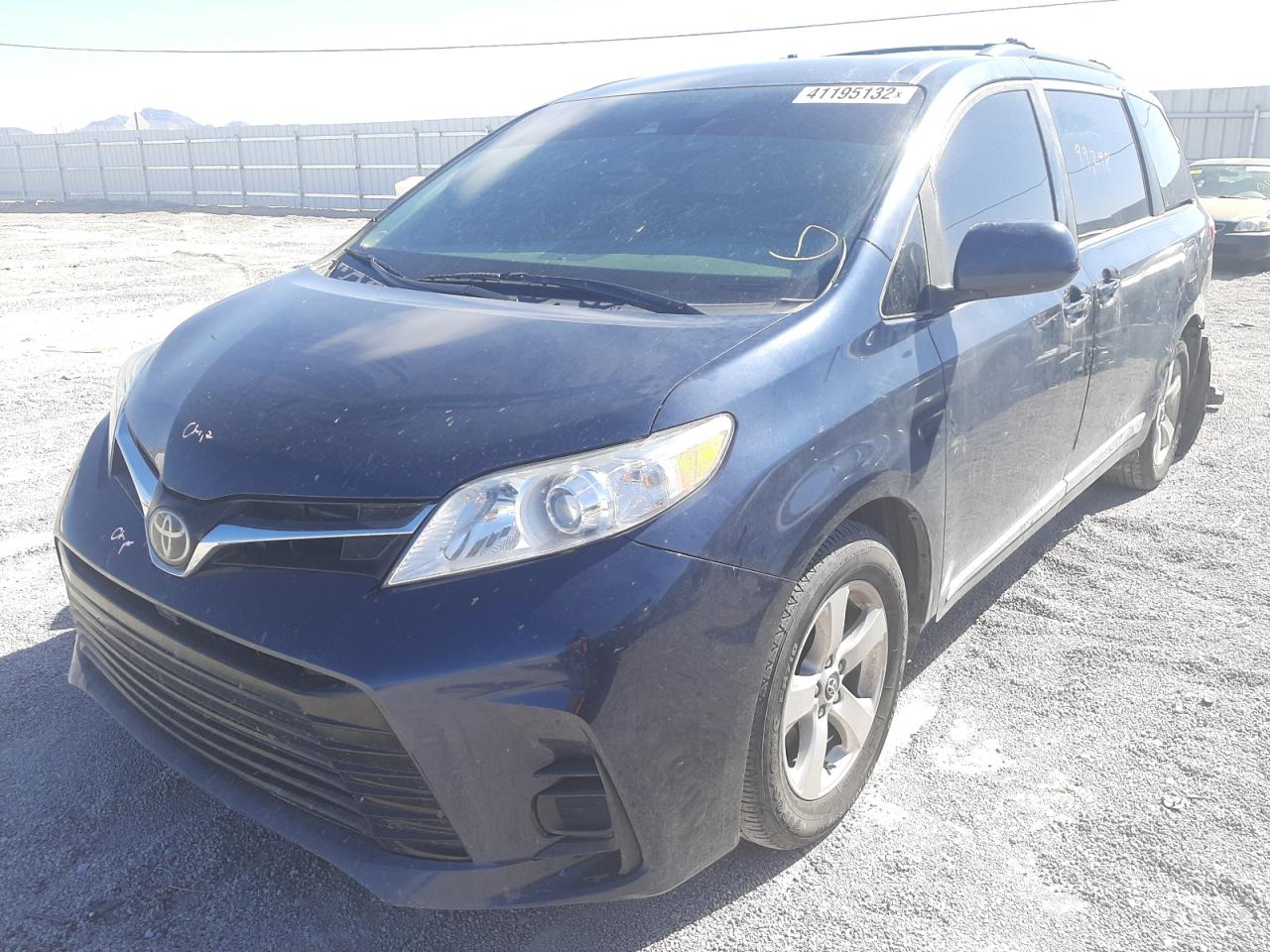 Photo 2 from auction – 2018 TOYOTA SIENNA LE with VIN 5TDKZ3DC7JS939083