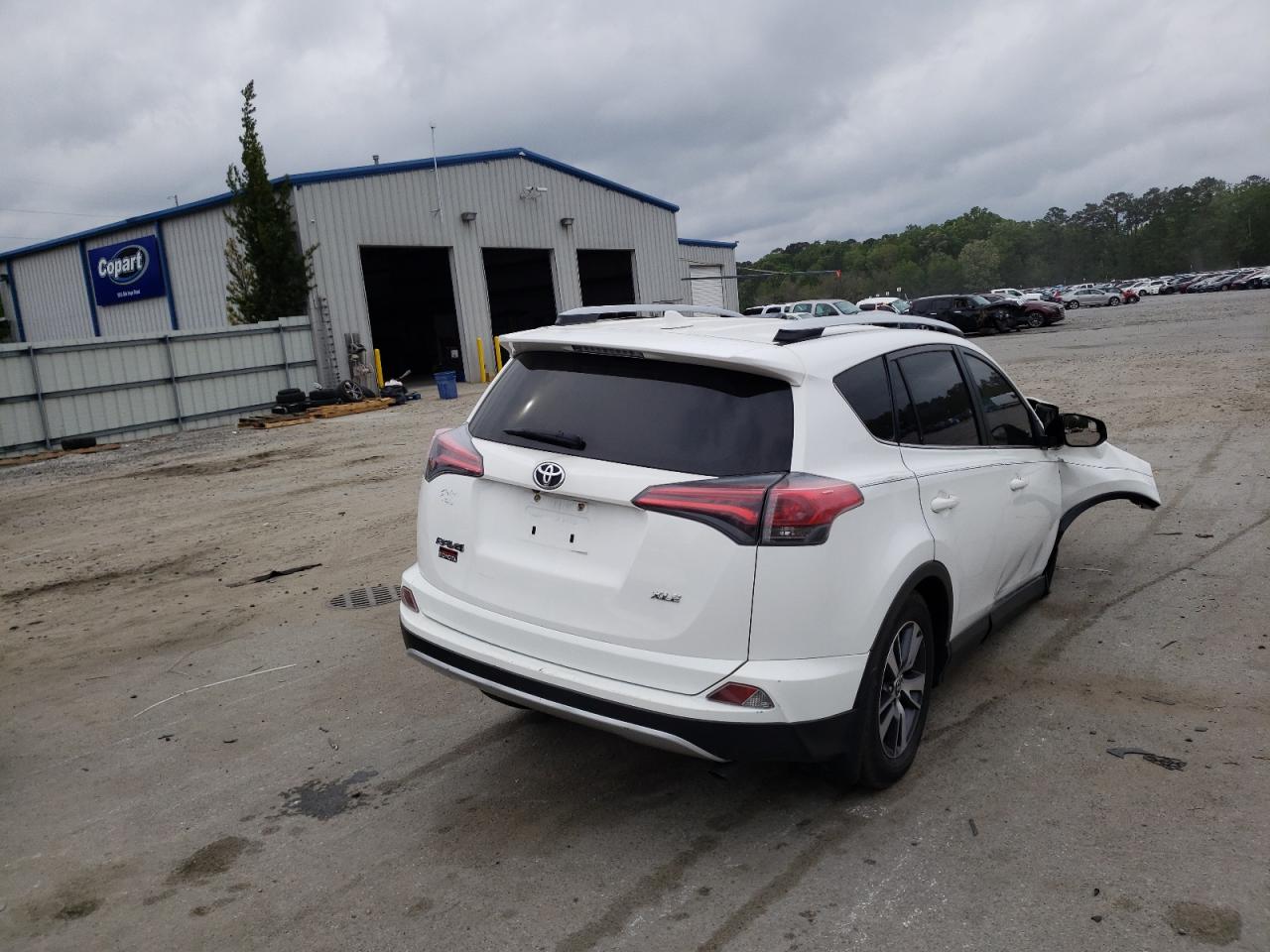 Photo 4 from auction – 2016 TOYOTA RAV4 XLE with VIN JTMWFREV8GD081947