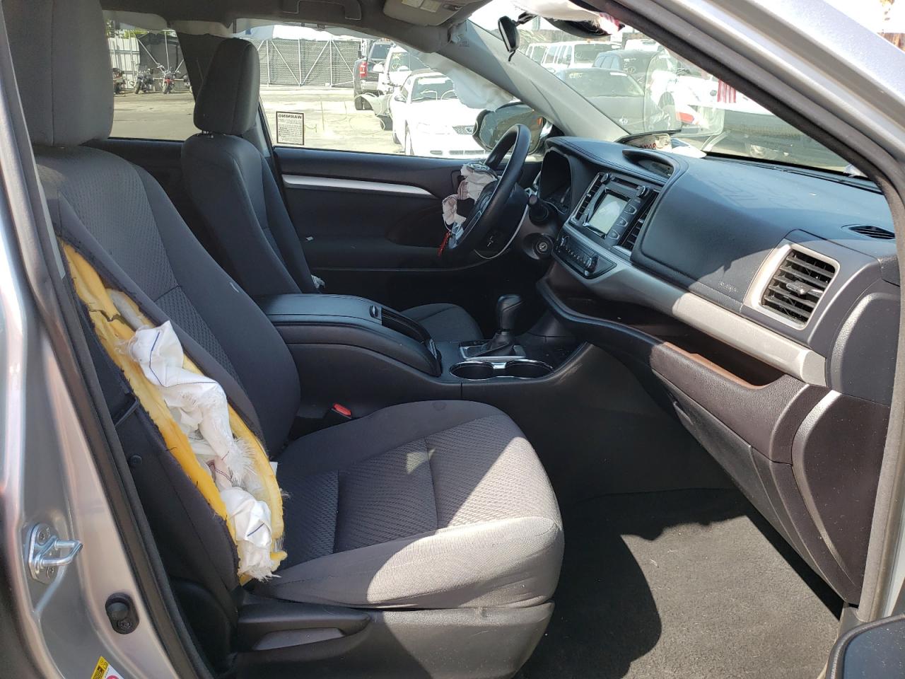 Photo 5 from auction – 2017 TOYOTA HIGHLANDER with VIN 5TDZZRFH9HS199217