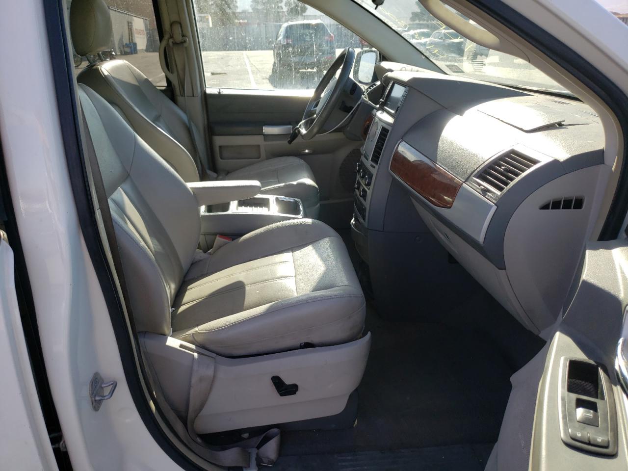 Photo 5 from auction – 2008 CHRYSLER TOWN & COU with VIN 2A8HR54PX8R737214