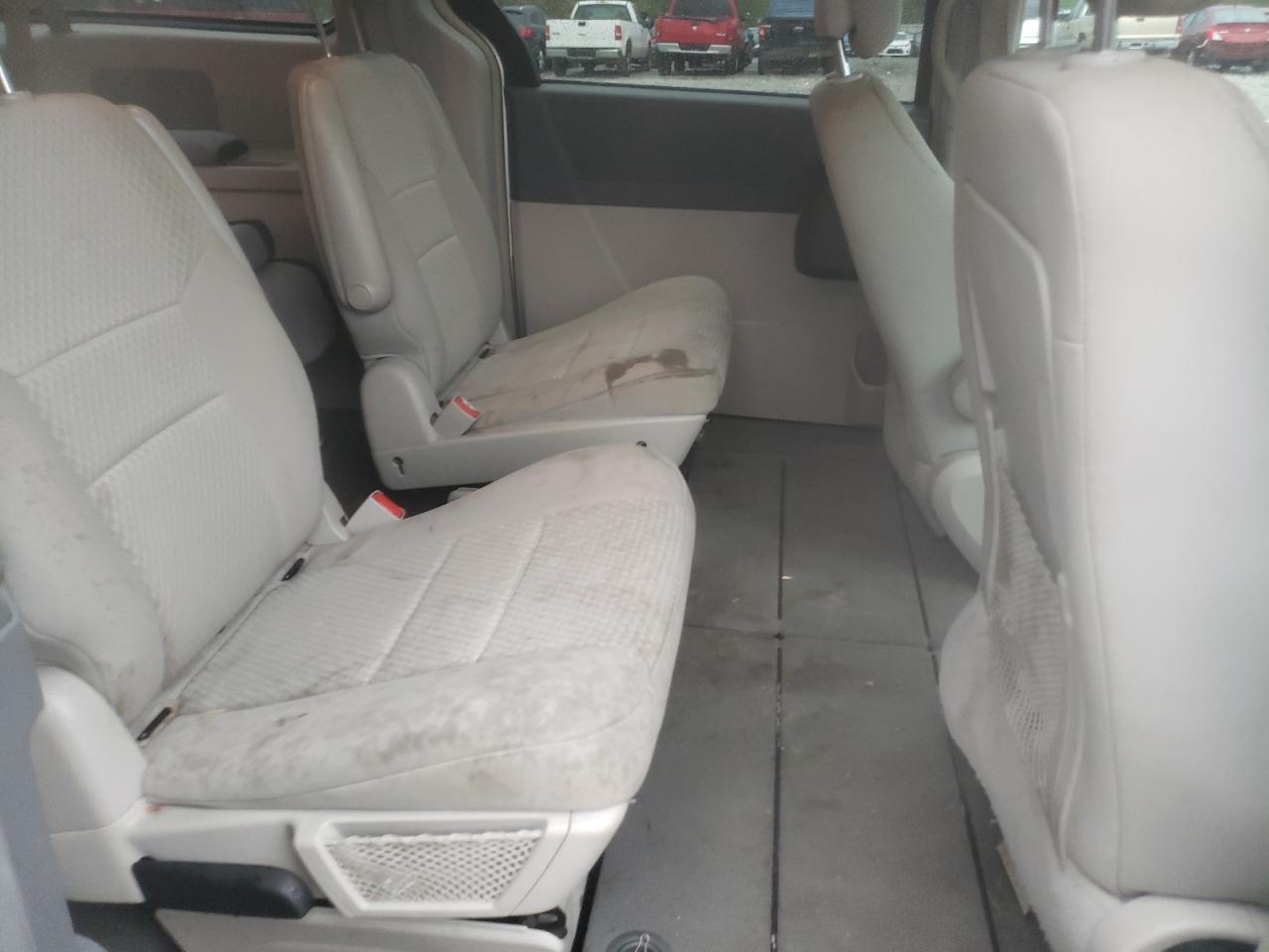Photo 6 from auction – 2010 CHRYSLER TOWN & COU with VIN 2A4RR2D14AR404514
