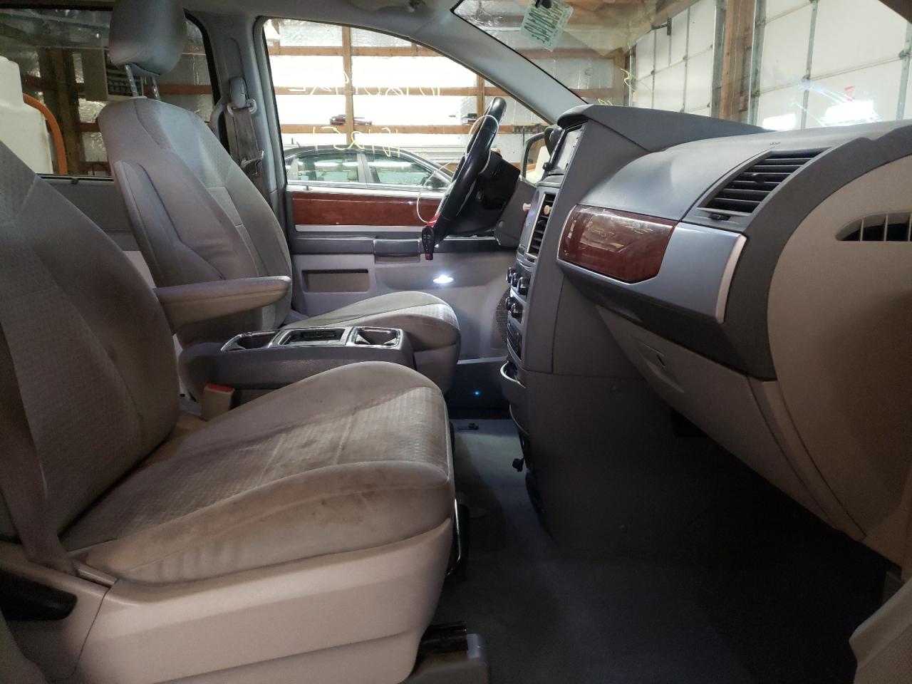 Photo 5 from auction – 2009 CHRYSLER TOWN & COU with VIN 2A8HR54119R570786