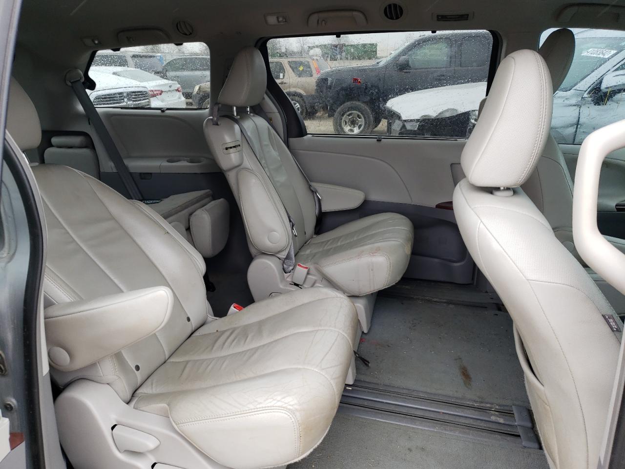 Photo 6 from auction – 2014 TOYOTA SIENNA XLE with VIN 5TDYK3DC9ES477615