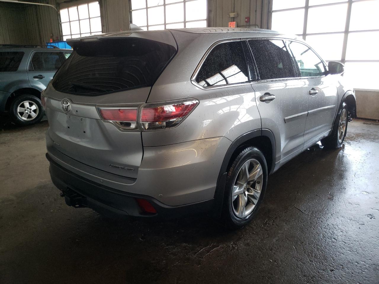 Photo 4 from auction – 2015 TOYOTA HIGHLANDER with VIN 5TDDKRFH2FS133703