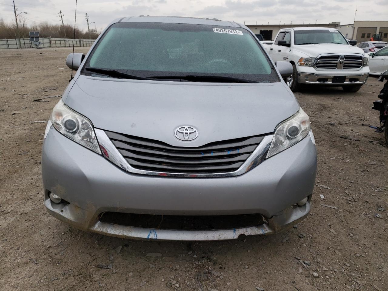 Photo 9 from auction – 2014 TOYOTA SIENNA XLE with VIN 5TDYK3DC9ES477615