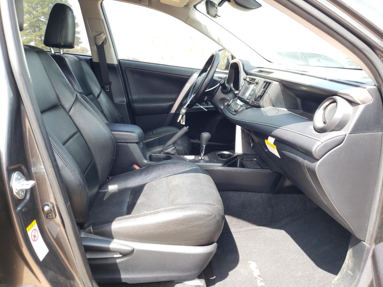 Photo 5 from auction – 2017 TOYOTA RAV4 XLE with VIN JTMWFREV2HD102129