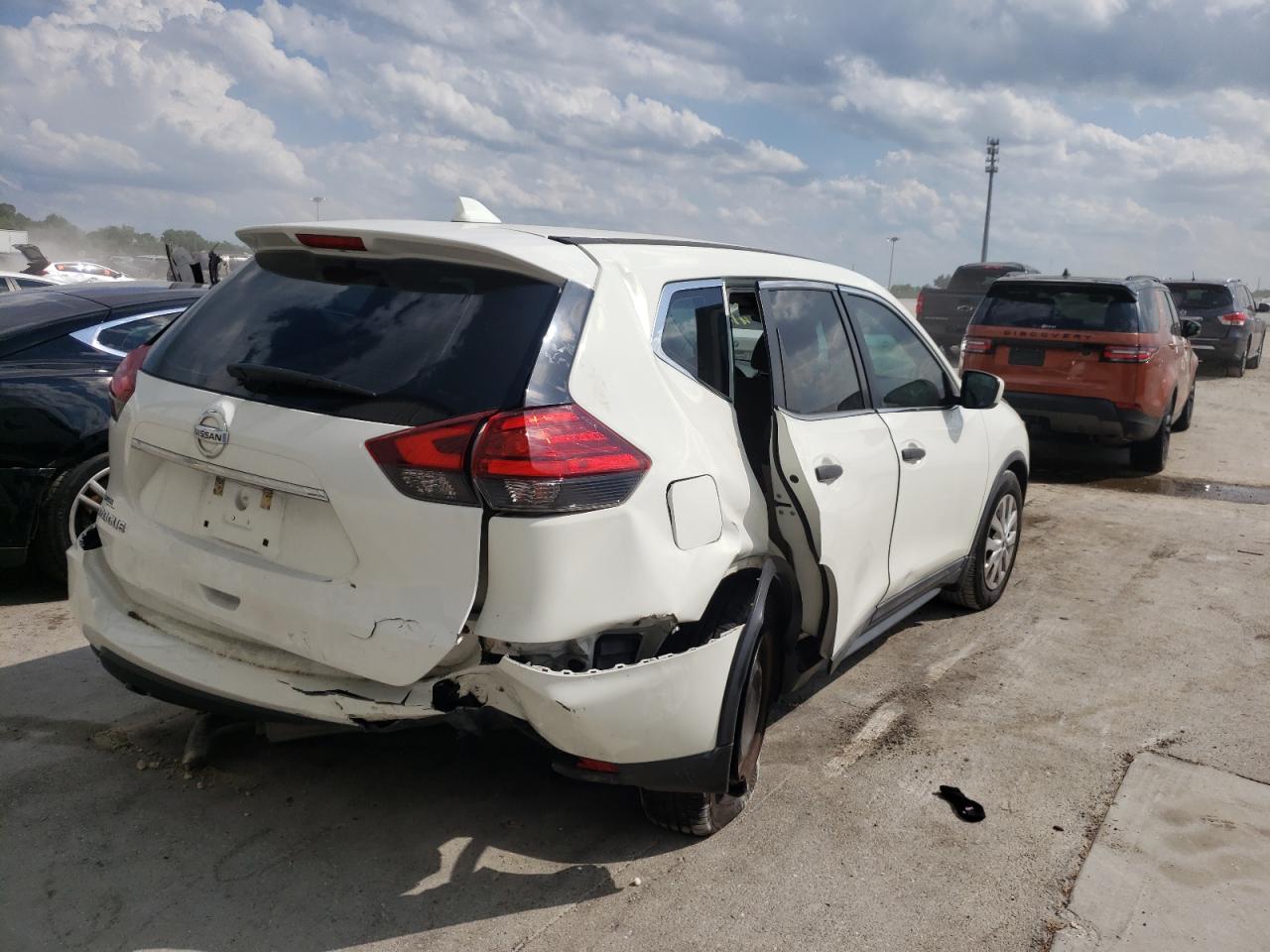 Photo 4 from auction – 2017 NISSAN ROGUE S with VIN 5N1AT2MT2HC814846