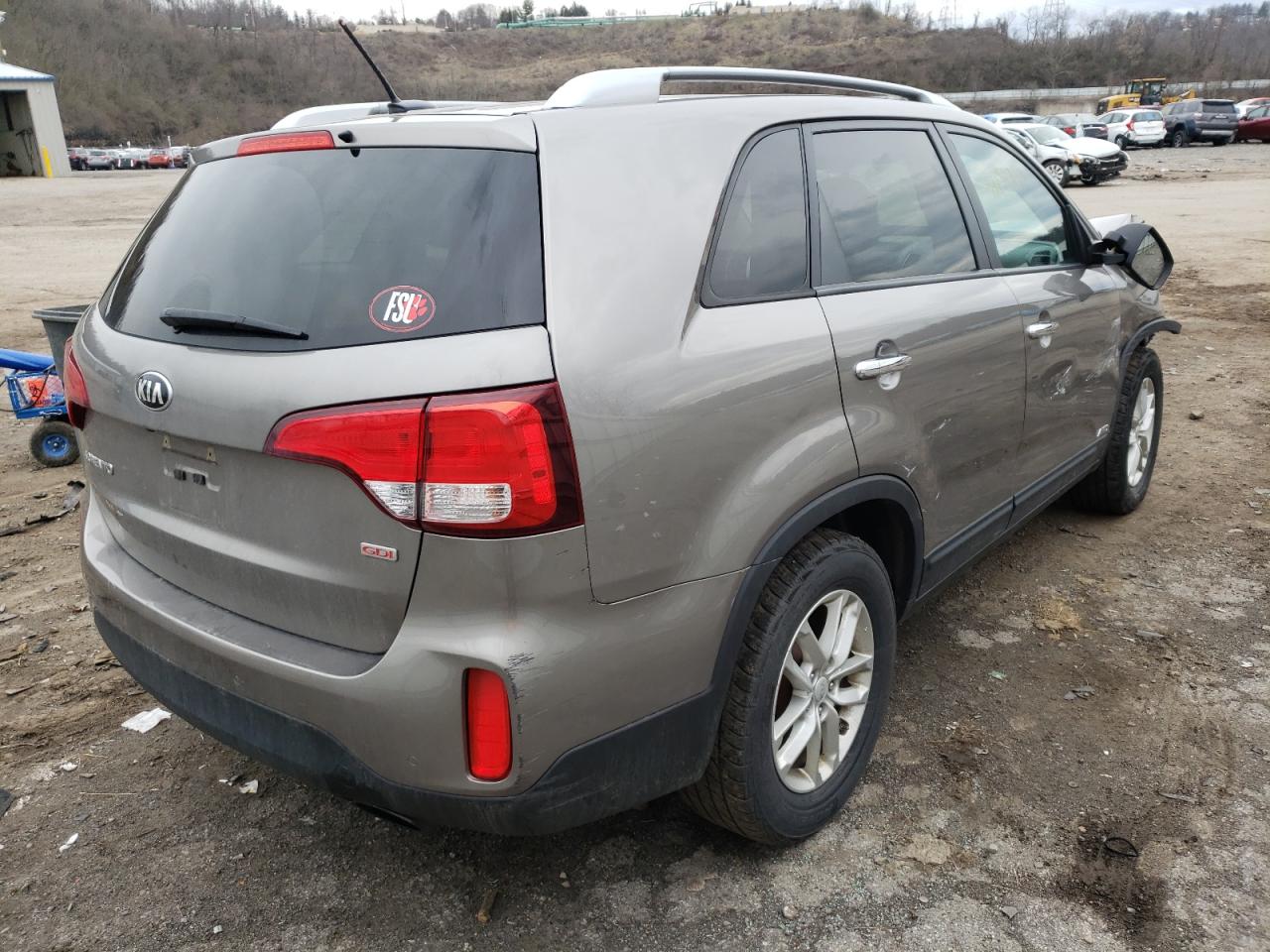 Photo 4 from auction – 2015 KIA SORENTO LX with VIN 5XYKTCA69FG640019