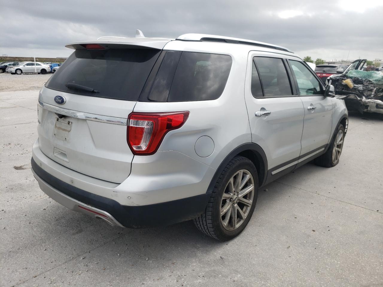 Photo 4 from auction – 2017 FORD EXPLORER L with VIN 1FM5K7F82HGC27002