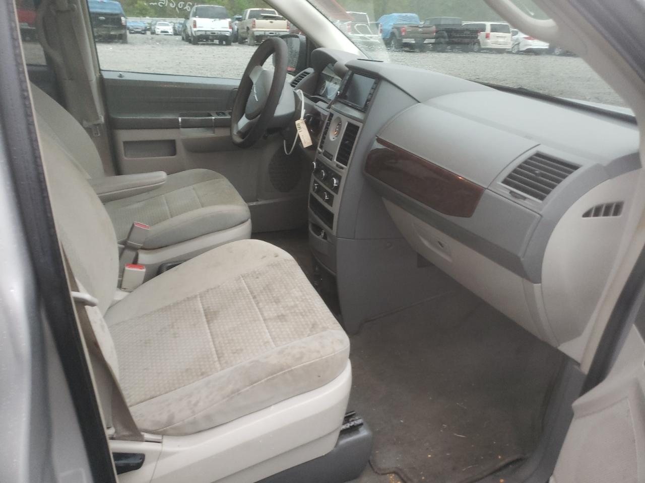 Photo 5 from auction – 2010 CHRYSLER TOWN & COU with VIN 2A4RR2D14AR404514
