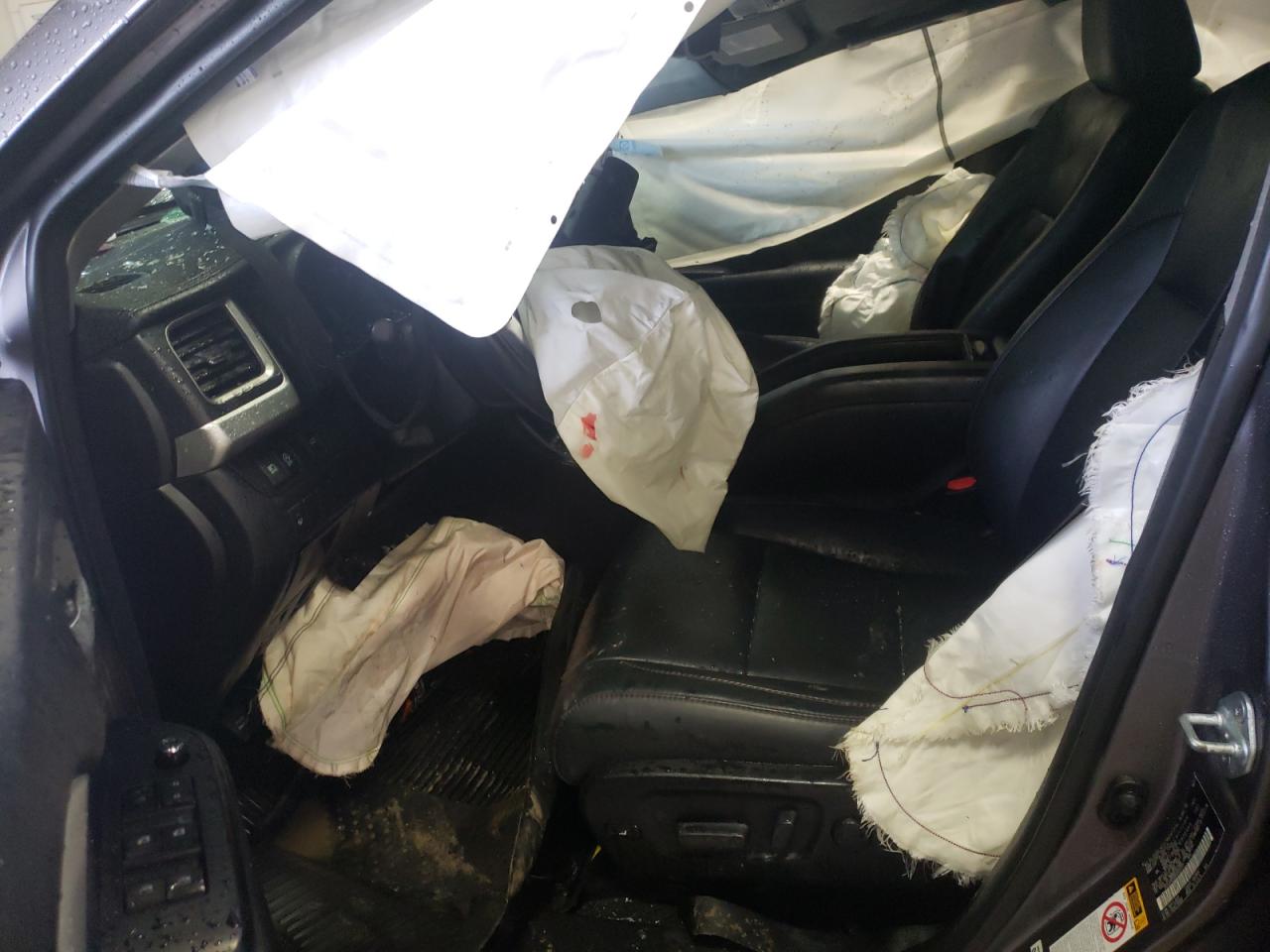 Photo 5 from auction – 2017 TOYOTA HIGHLANDER with VIN 5TDJZRFH3HS461777