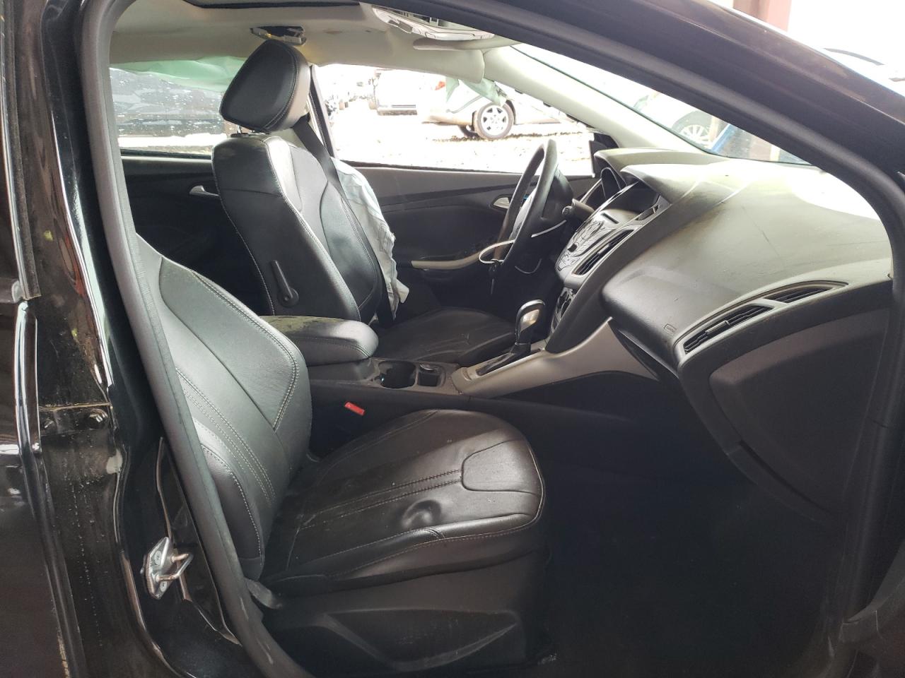 Zdjęcie 5 z aukcji – 2014 FORD FOCUS SE z VIN 1FADP3K27EL292044