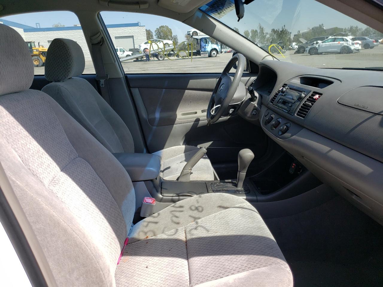 Photo 5 from auction – 2004 TOYOTA CAMRY LE with VIN 4T1BE32K74U279550