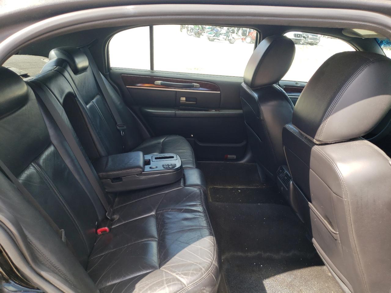 Photo 6 from auction – 2011 LINCOLN TOWN CAR with VIN 2LNBL8EV4BX757664
