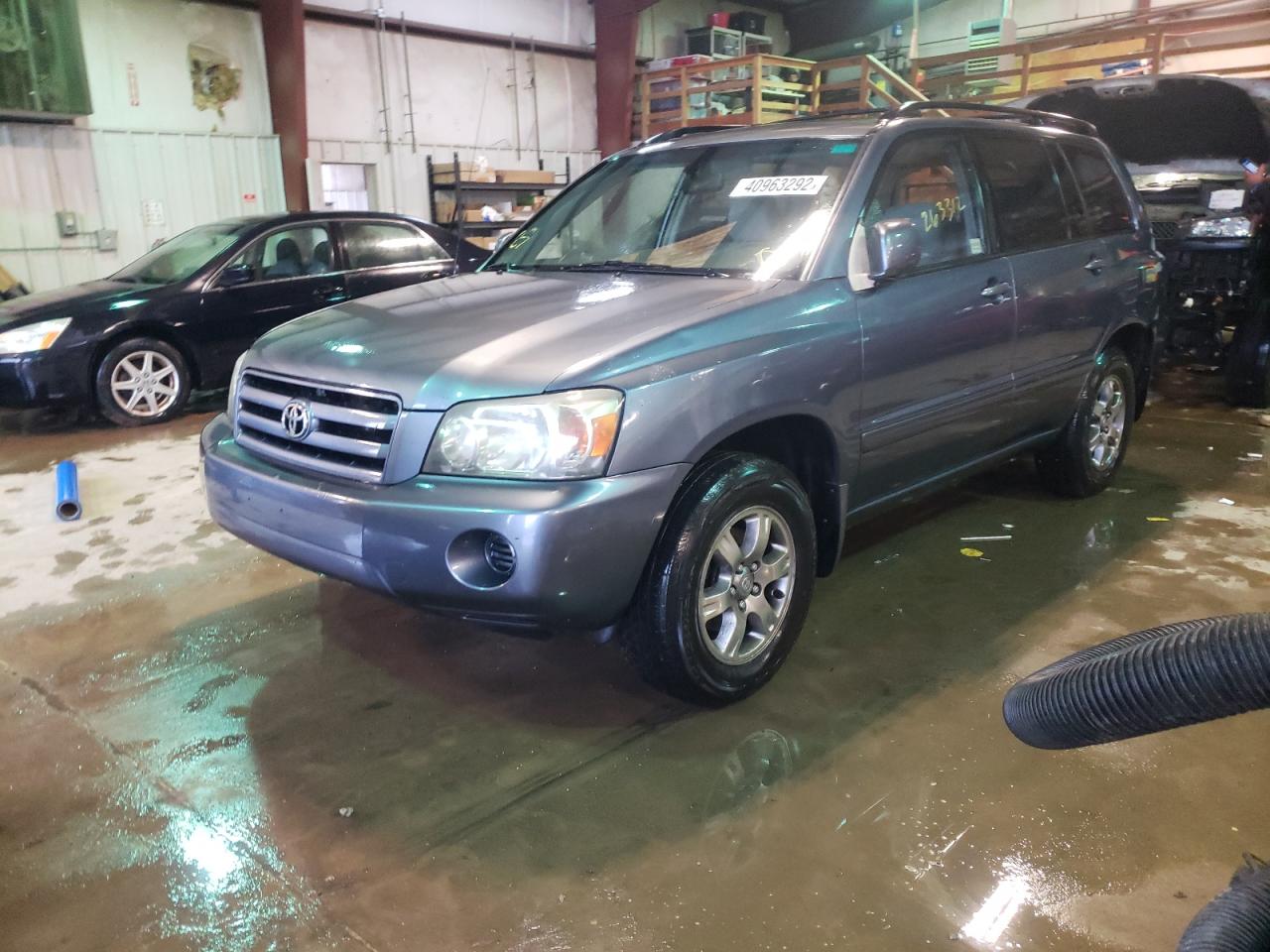Photo 2 from auction – 2005 TOYOTA HIGHLANDER with VIN JTEGP21A850076937