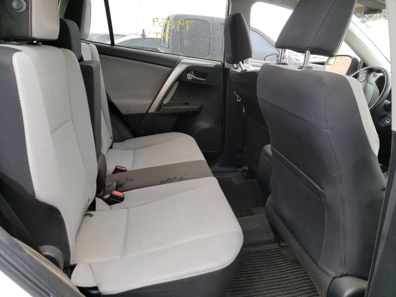 Photo 6 from auction – 2017 TOYOTA RAV4 XLE with VIN JTMRFREV4HJ126060