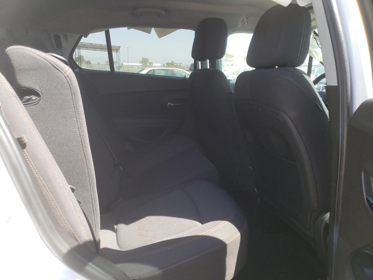 Photo 6 from auction – 2017 CHEVROLET TRAX 1LT with VIN 3GNCJPSB8HL226472
