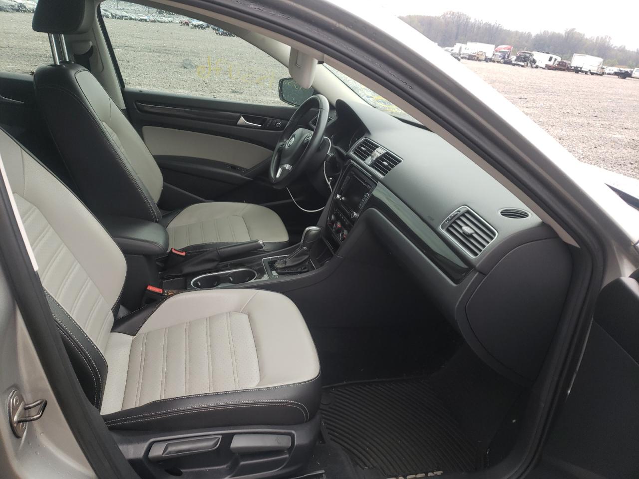 Photo 5 from auction – 2014 VOLKSWAGEN PASSAT SE with VIN 1VWBS7A3XEC095027