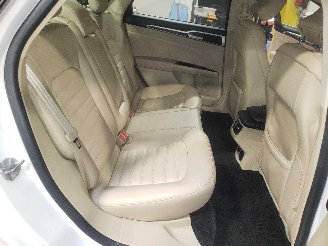 Photo 6 from auction – 2016 FORD FUSION SE with VIN 3FA6P0PU6GR249238