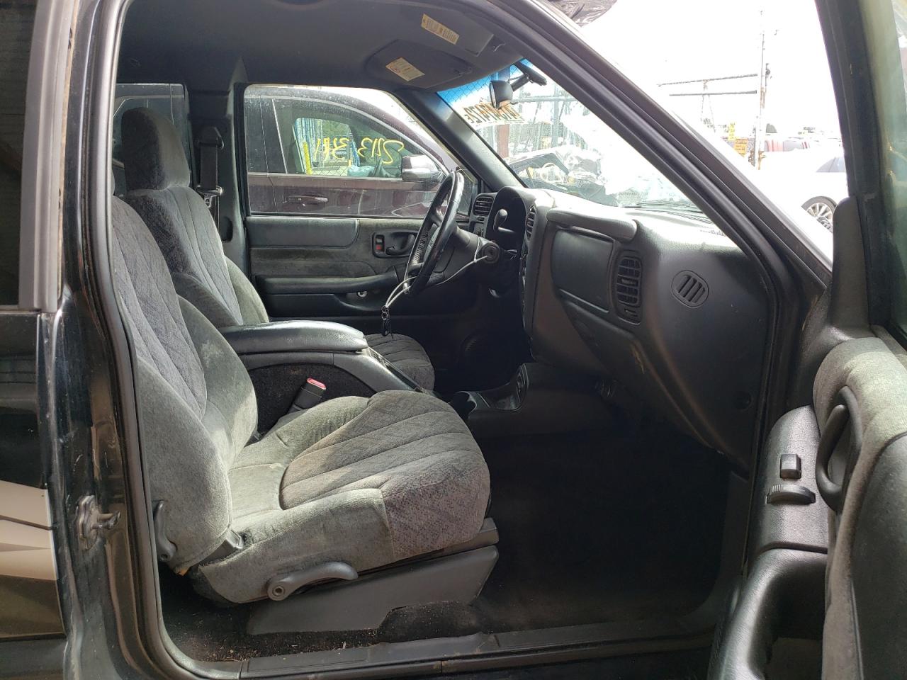 Photo 5 from auction – 2002 GMC SONOMA with VIN 1GTCT19W128154948