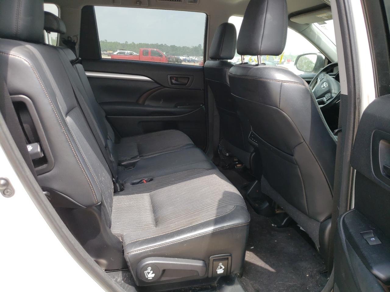 Photo 6 from auction – 2015 TOYOTA HIGHLANDER with VIN 5TDZKRFH8FS089986