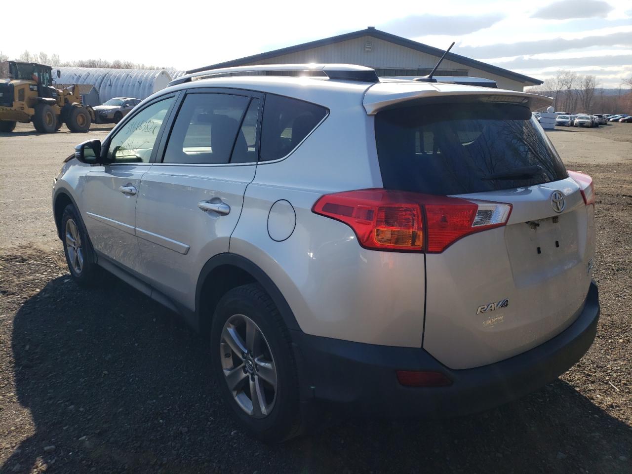 Photo 3 from auction – 2015 TOYOTA RAV4 XLE with VIN JTMRFREV3FJ014637