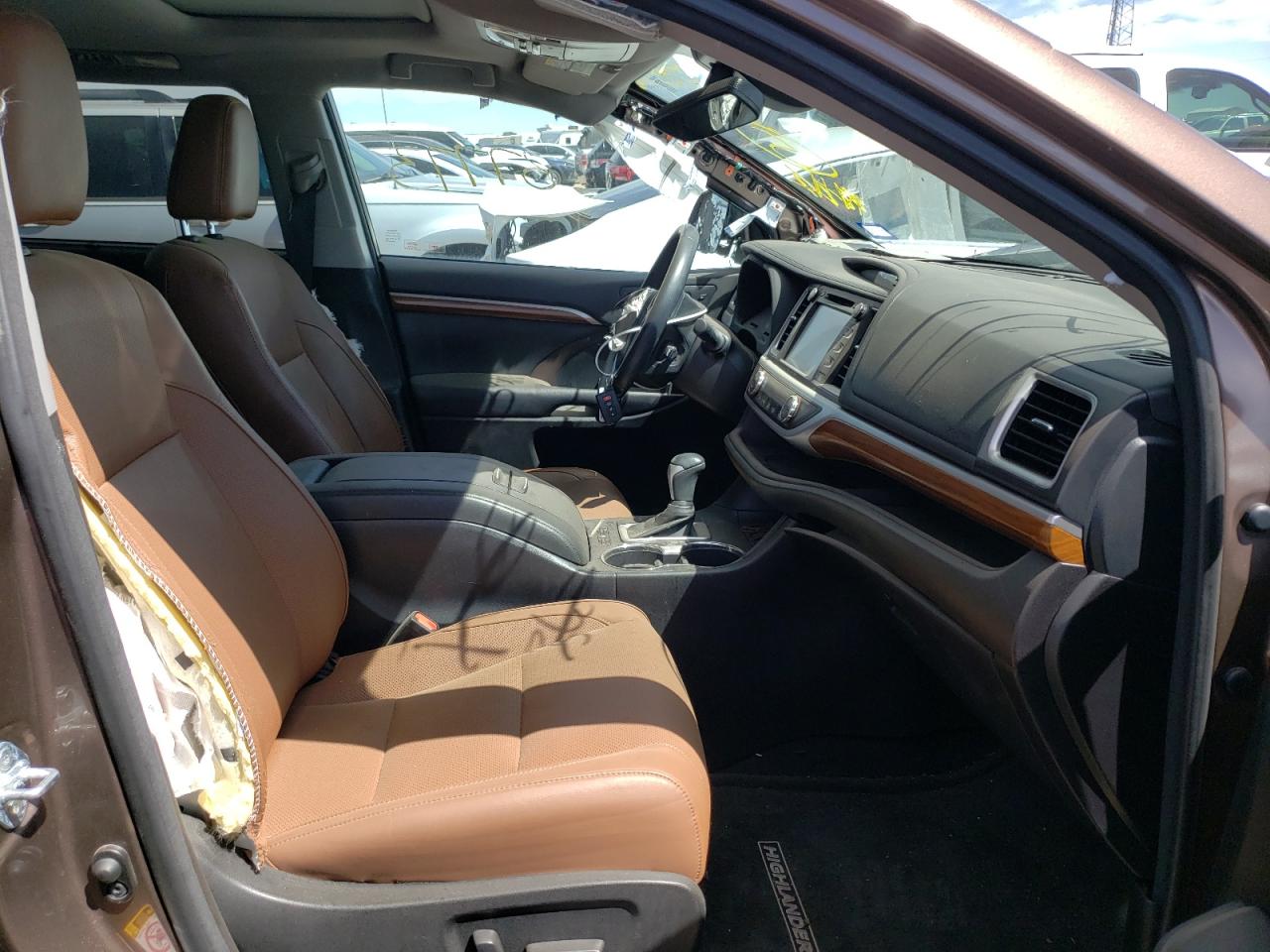 Photo 5 from auction – 2017 TOYOTA HIGHLANDER with VIN 5TDYZRFH0HS233413