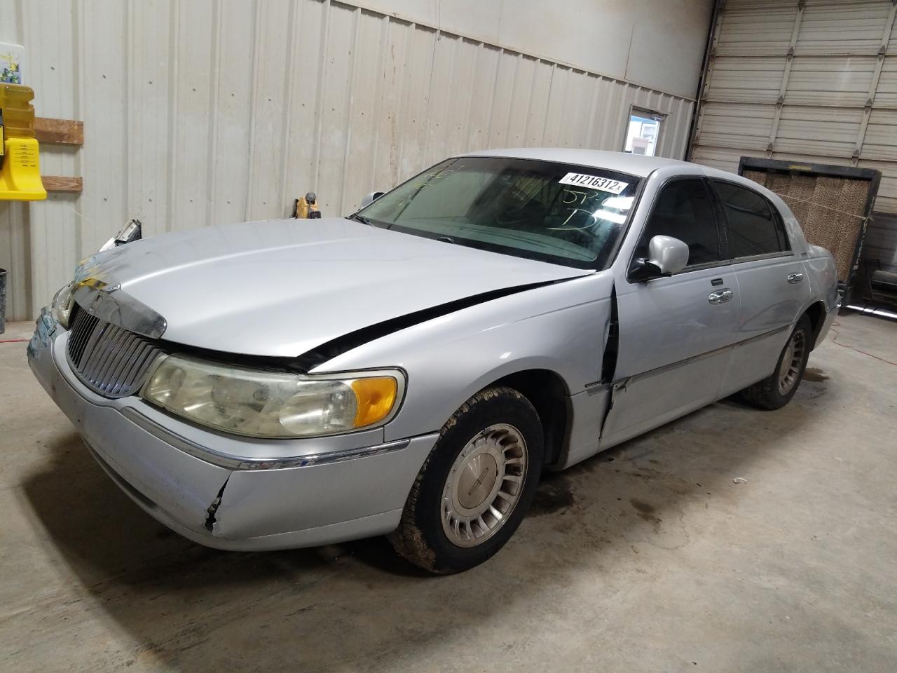 Photo 2 from auction – 2002 LINCOLN TOWN CAR E with VIN 1LNHM81W32Y663300