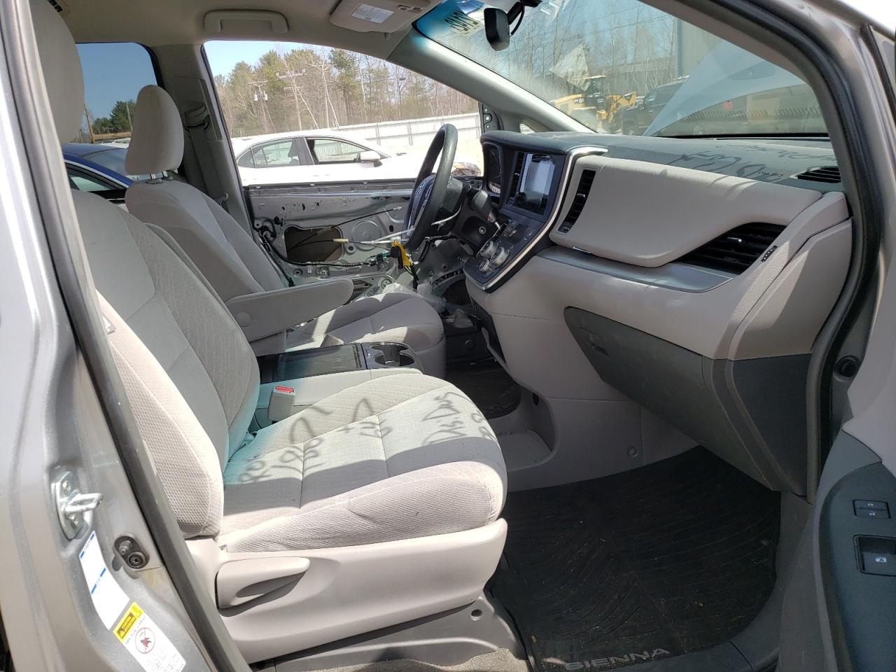 Photo 5 from auction – 2017 TOYOTA SIENNA LE with VIN 5TDJZ3DC0HS162896