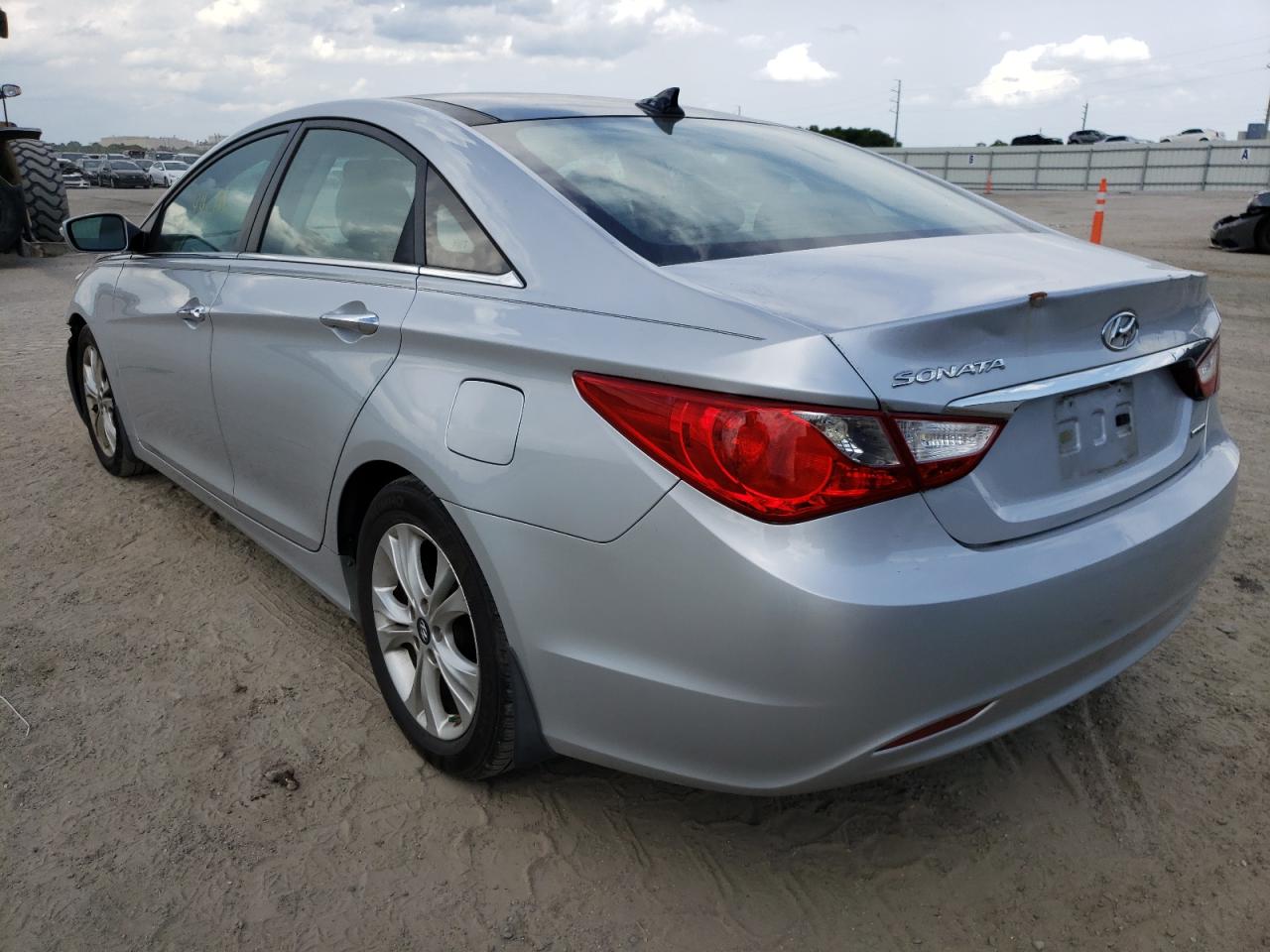 Photo 3 from auction – 2013 HYUNDAI SONATA SE with VIN 5NPEC4AC3DH725680