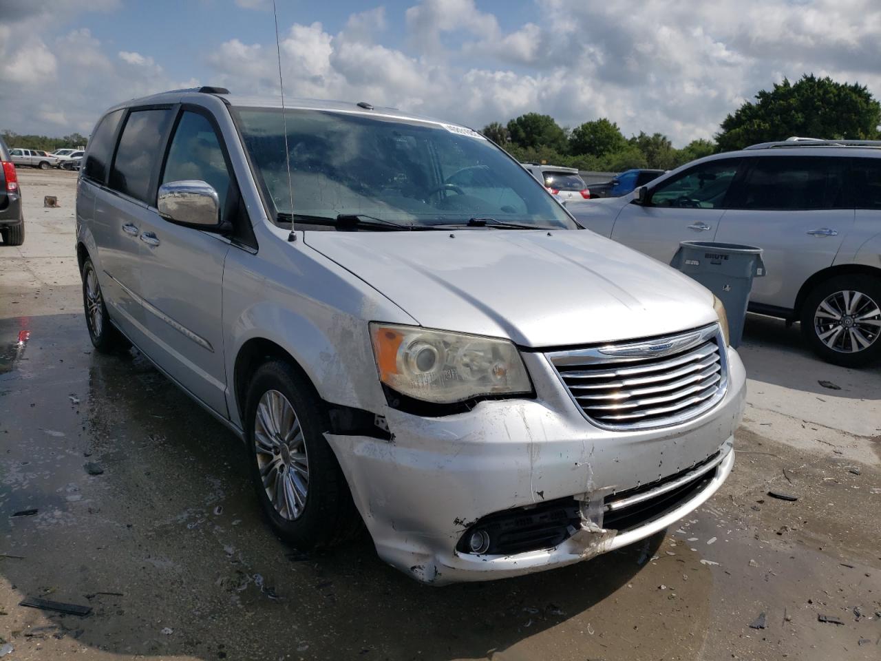 CHRYSLER TOWN & COU 2011 with VIN 2A4RR6DG0BR666902 - Photo from auction