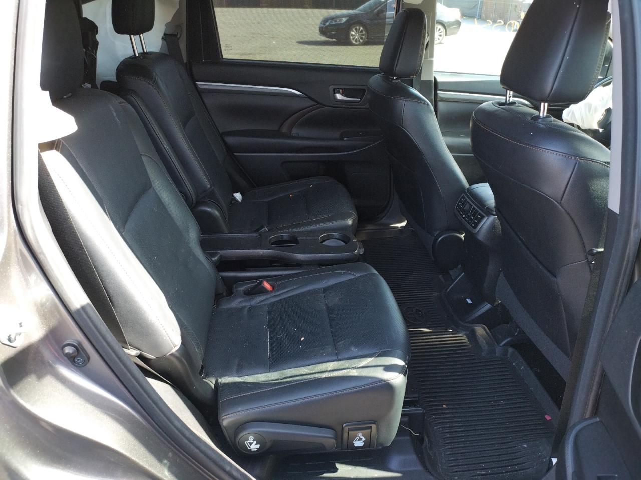 Photo 6 from auction – 2017 TOYOTA HIGHLANDER with VIN 5TDDGRFH8HS028376