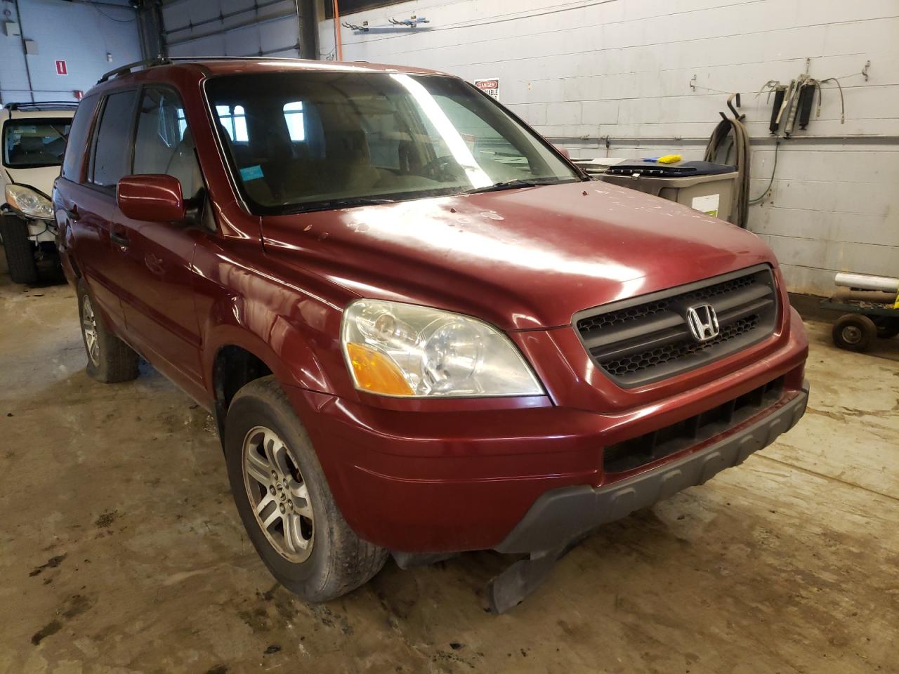 HONDA PILOT EX 2004 with VIN 2HKYF18454H529452 - Photo from auction