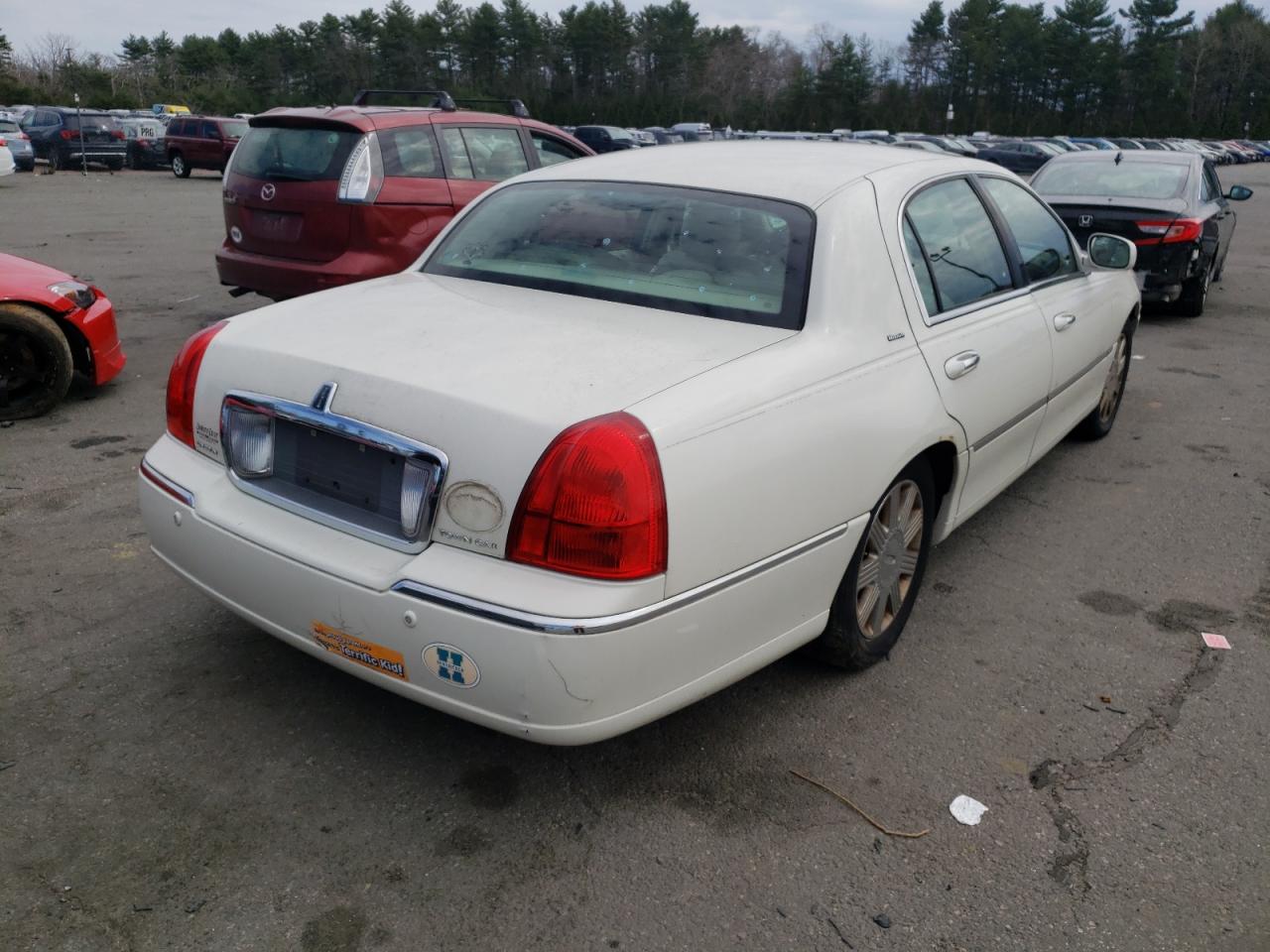 Photo 4 from auction – 2004 LINCOLN TOWN CAR U with VIN 1LNHM83W34Y674863