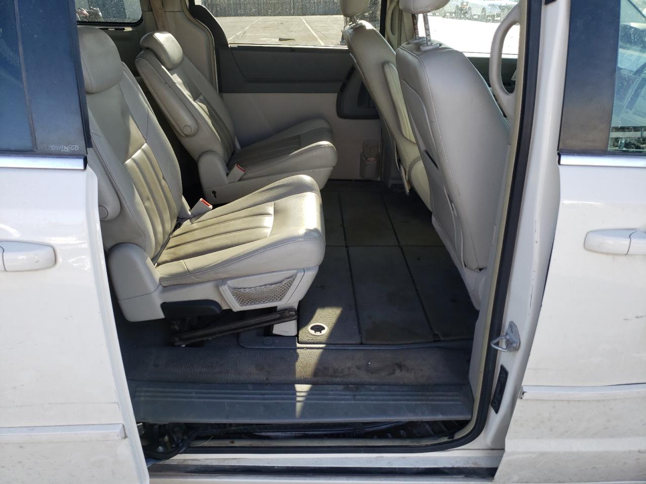 Photo 6 from auction – 2008 CHRYSLER TOWN & COU with VIN 2A8HR54PX8R737214