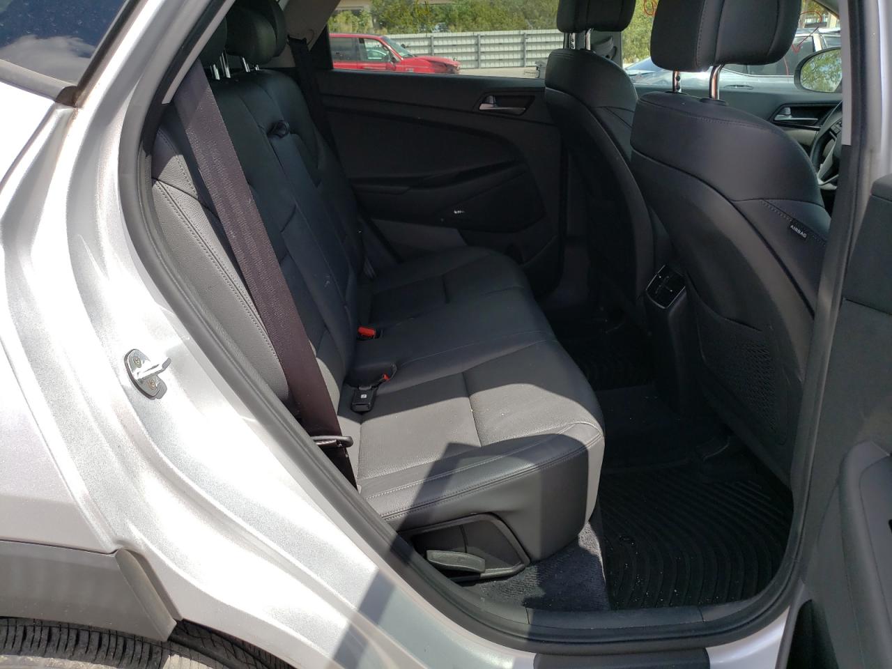 Photo 6 from auction – 2017 HYUNDAI TUCSON LIM with VIN KM8J3CA45HU470023