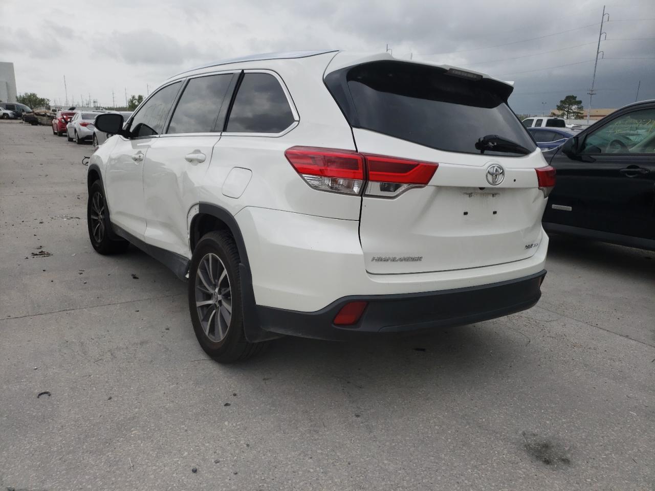 Photo 3 from auction – 2019 TOYOTA HIGHLANDER with VIN 5TDJZRFH3KS581764