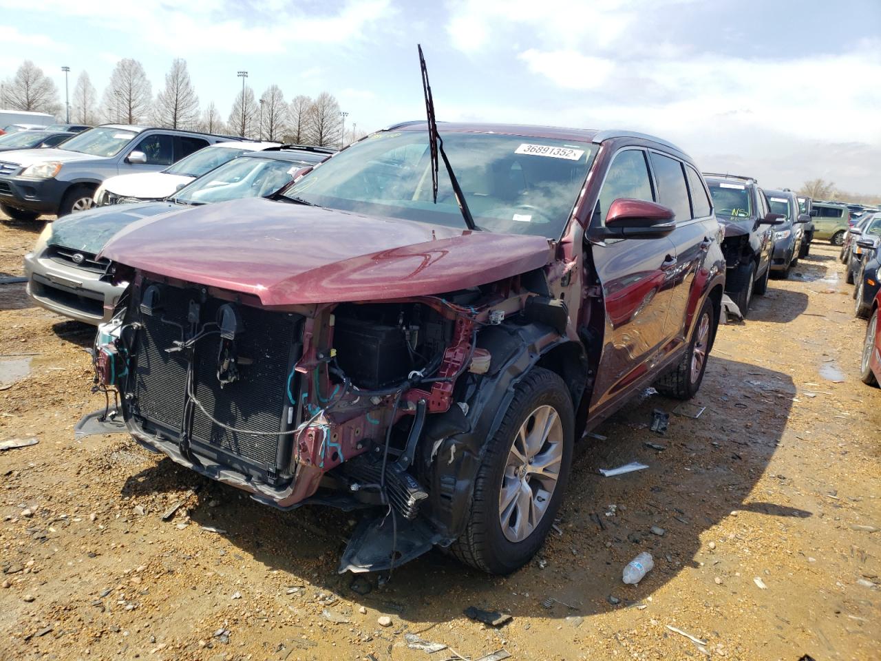 Photo 2 from auction – 2015 TOYOTA HIGHLANDER with VIN 5TDJKRFH5FS090302