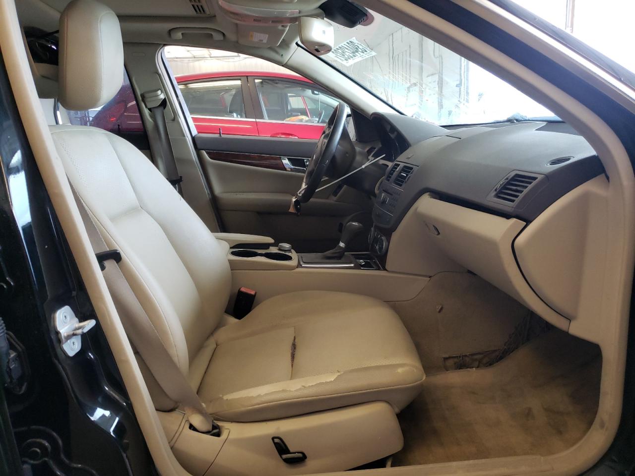 Photo 5 from auction – 2011 MERCEDES-BENZ C 300 with VIN WDDGF5EB4BF634096